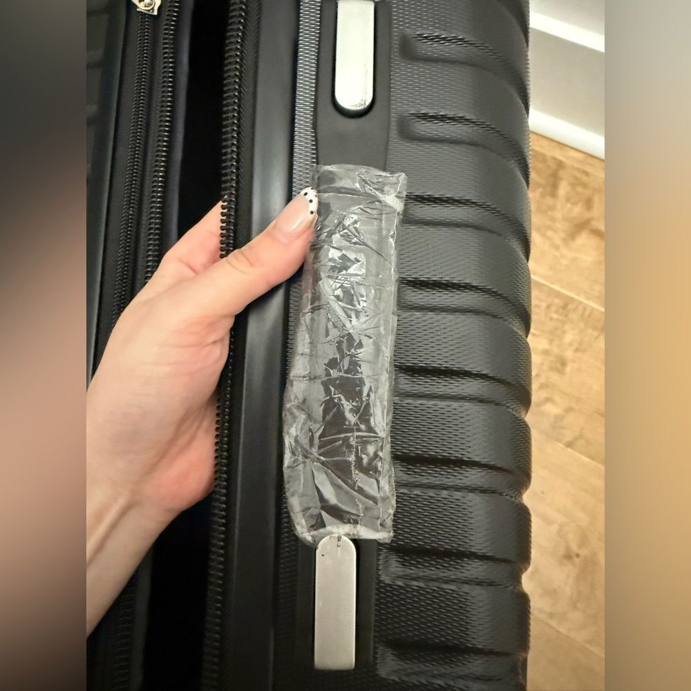 ALMOST NEW Madisson Varna 55cm suitcase - Picture 5 of 9